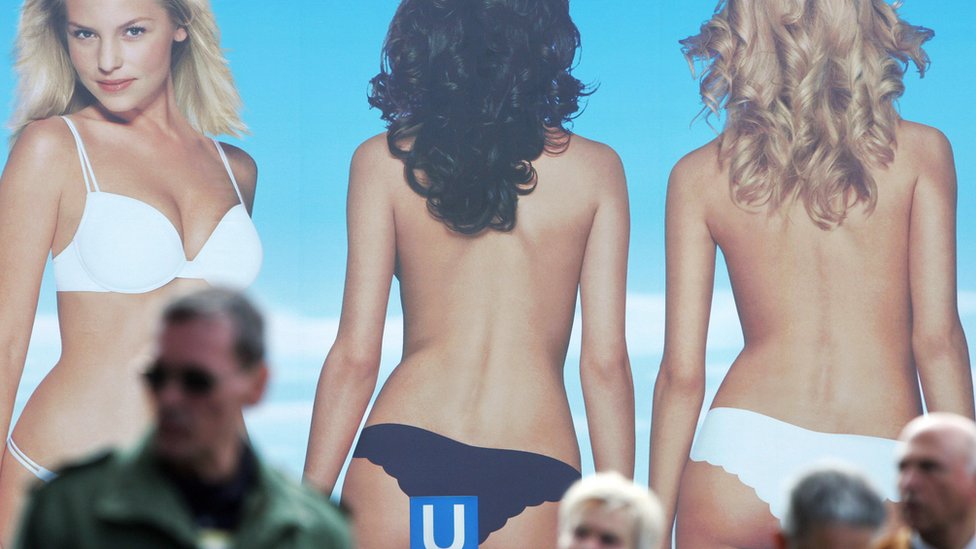 A menudo se responsabiliza a la publicidad y a los estándares occidentales de belleza femenina del auge de los desórdenes alimenticios. Publicidad de ropa interior femenina