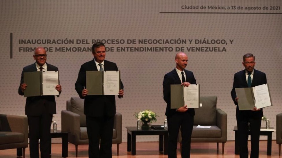 Participants in the inauguration of the dialogue between the government and the opposition of Venezuela in CDMX.