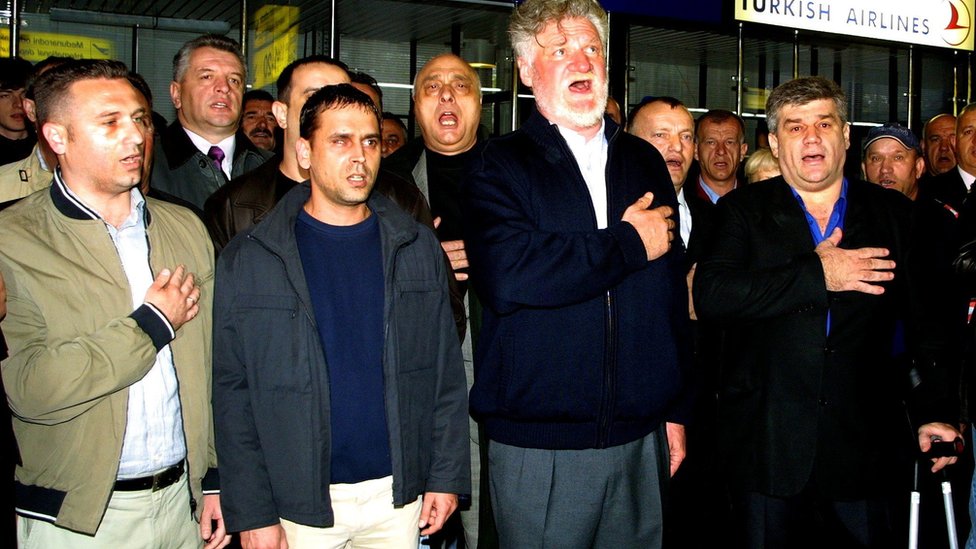 Slobodan Praljak cantó el himno de Croacia antes de entregarse en 2004 al Tribunal Penal Internacional para la Antigua Yugoslavia. Slobodan Praljak