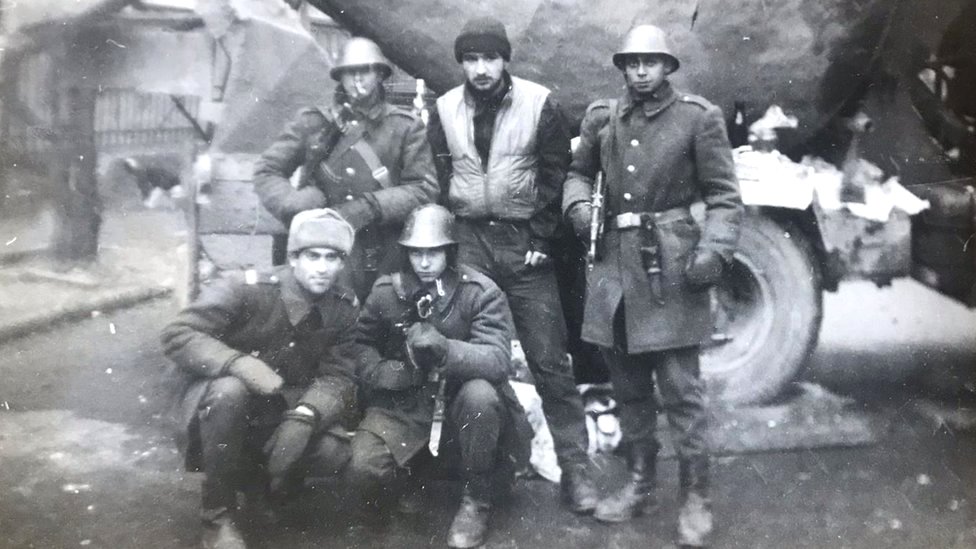 Траян Рабагиа (в центре, вверху) в возрасте 19 лет в Бухаресте, через несколько дней после бегства Чаушеску, проводя время с некоторыми из своих коллег по военной службе, которые за несколько дней до того, как он столкнулся на улице,