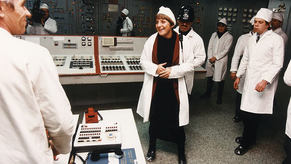 Ángela Merkel, entonces ministra de Medio ambiente de Alemania, visita la central de Chernóbil en 1996