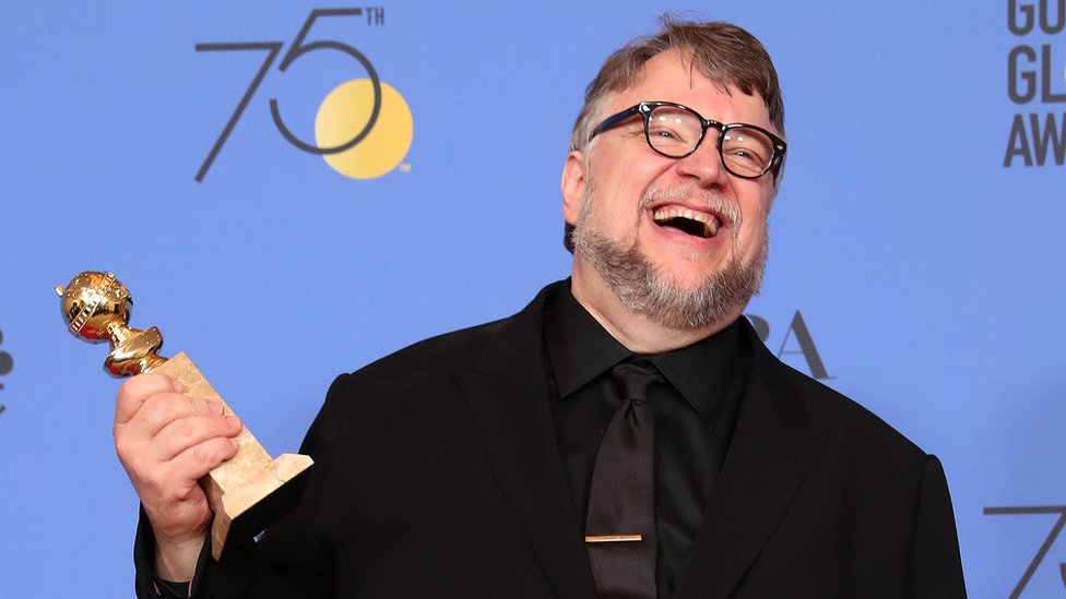 Guillermo del Toro obtuvo por primera vez el Globo de Oro a Mejor director. Guillermo del Toro sostiene su Globo de Oro