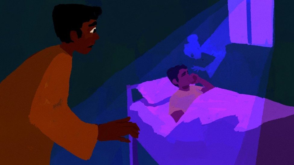 Una ilustración en la que un espíritu levita sobre alguien que tose en una cama.