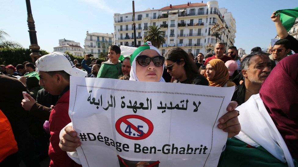 متظاهرون جزائريون يطالبون بتغيير فور في السلطة