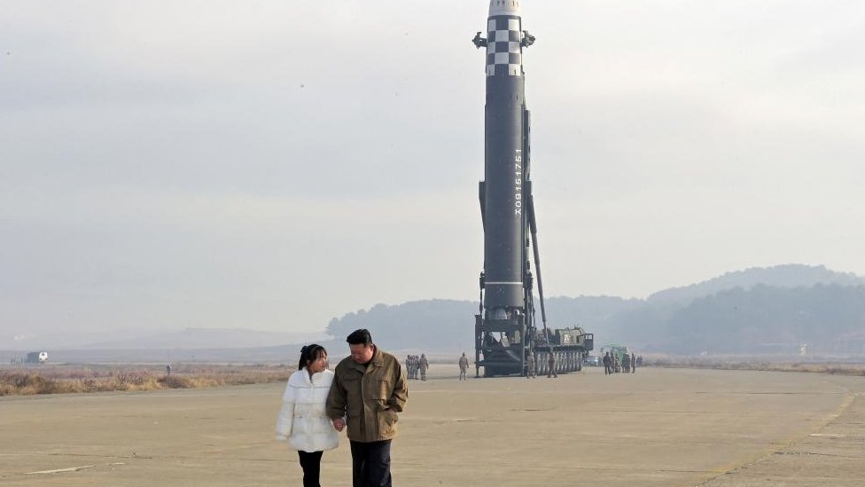 [출처: Reuters] 딸의 손을 잡고 걷고 있는 김정은 위원장. 뒤로는 발사 직전의 ICBM이 보인다