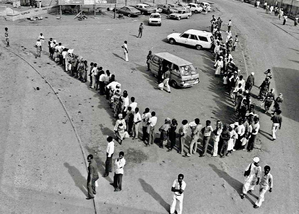 Фотография Сунми Смарт-Коула под названием «Почему ... Никаких автобусов» - 1984 год, на которой нигерийцы ожидают очереди на автобус