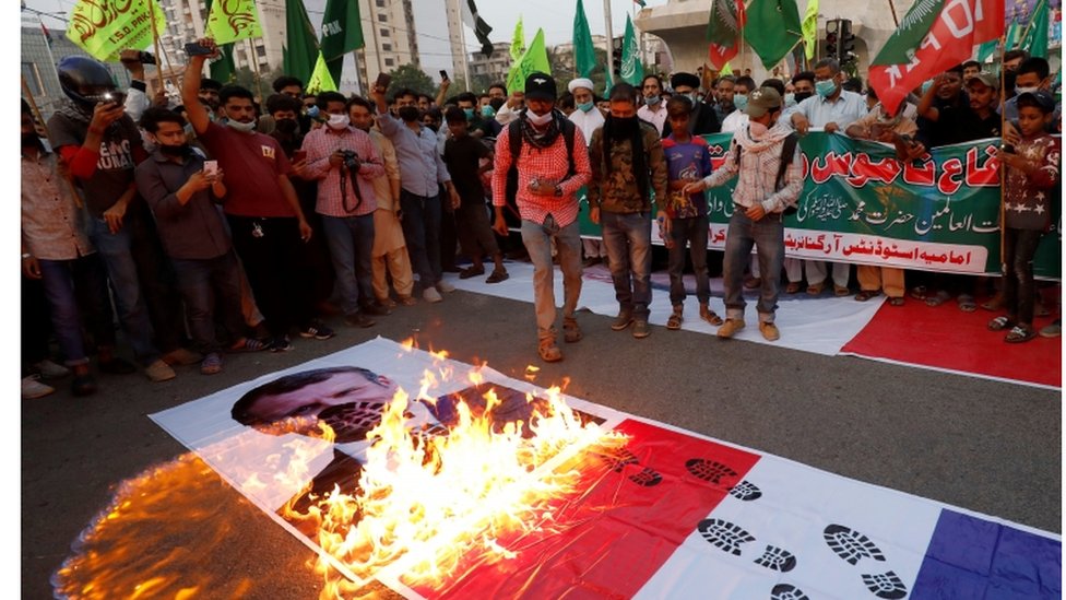 متظاهرون يحرقون صورة ماكرون