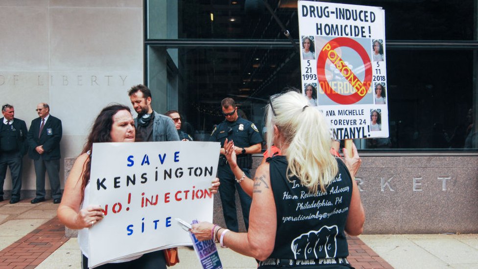 Женщина протестует против безопасных мест инъекций в Филадельфии
