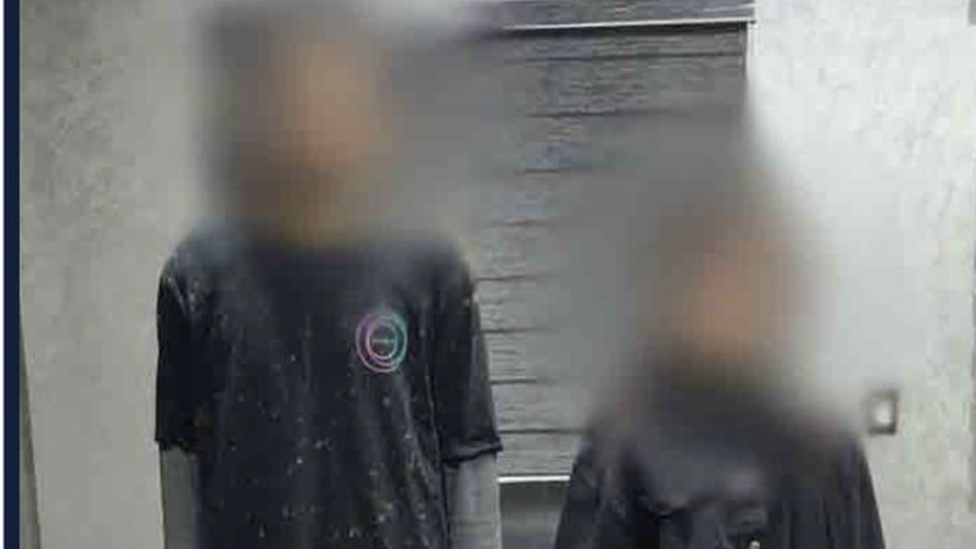 الشاب والفتاة بعد إلقاء القبض عليهما