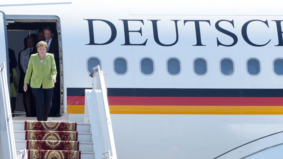 Merkel Erivan ziyaretinde uçaktan inerken.