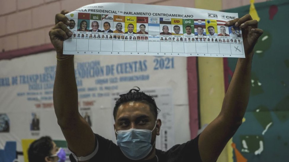 Votante en Honduras muestra la papeleta.