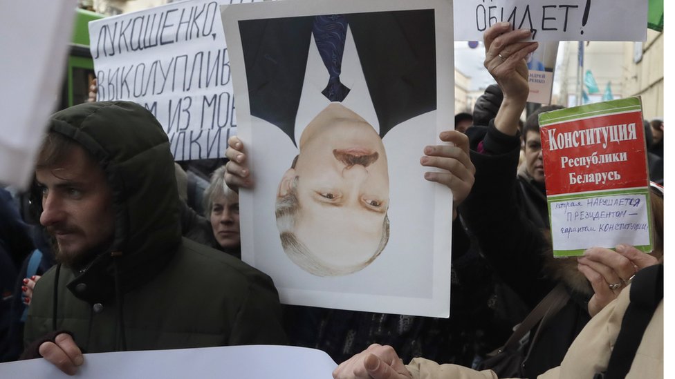 Протестующие с перевернутым портретом Александра Лукашенко