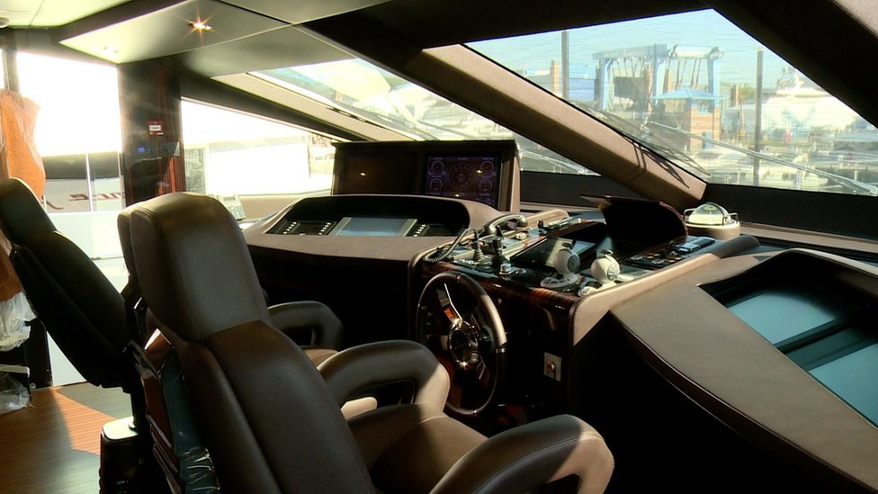 Cuando se trata de super yates, las expectativas son altas tanto para el exterior como para el interior de la nave. Parte interior de la cabina de mando de un super yate