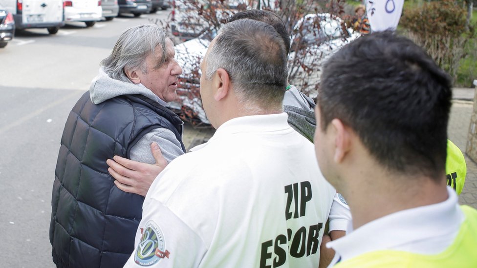 Luego de dos advertencias, Nastase fue expulsado del partido y se le quitaron las credenciales para ingresar al torneo. Nastase escoltado por seguridad al ser expulsado del partido.