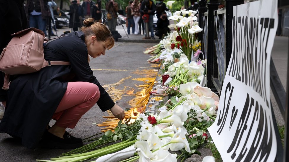 pucnjava u Beogradu, tragedija u Beogradu, učenik ubio drugove, cveće