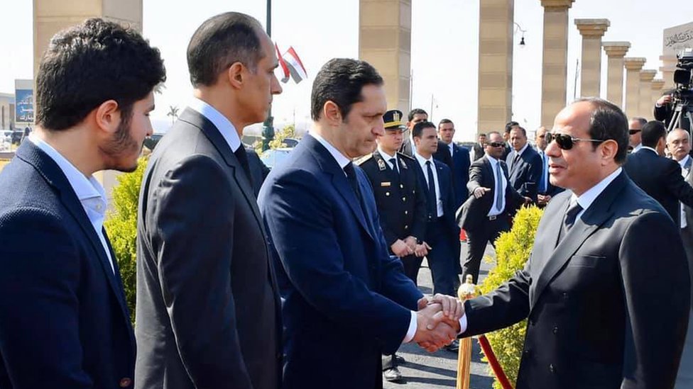السيسي يعزي نجلي مبارك