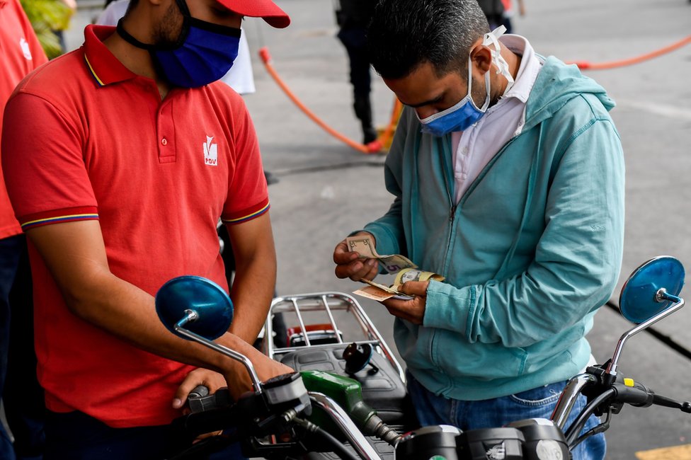 Pagando por la gasolina en Caracas.
