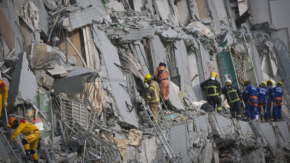 Спасатели обыскивают разрушенное здание в Тайнане, Тайвань, 6 февраля 2016 г.