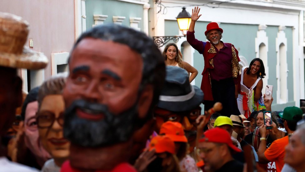 Cabezudos entre la multitud en las Fiestas de la Calle San Sebastián en enero de 2023.