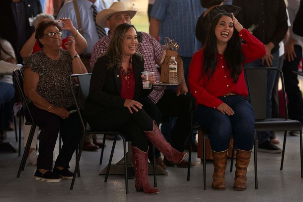 Monica de la Cruz y Mayra Flores, aspirantes a la Cámara de los Representantes por sendos distritos del Valle del Río Grande, Texas, en un evento de campaña en la University Drafthouse en Mcallen el 10 de octubre de 2022.