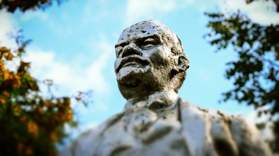 "Musulmanes de Rusia cuyas mezquitas y casas de piedra han sido destruidas, cuyas costumbres y creencias han sido escarnecidas por los zares, ¡apoyen la revolución!", dijo Lenin en 1917. Monumento a Lenin