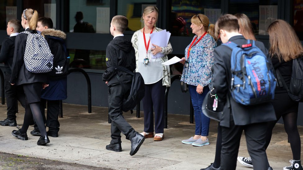 Ученики вернулись в среднюю школу Святого Павла в Глазго впервые с начала карантина из-за коронавируса