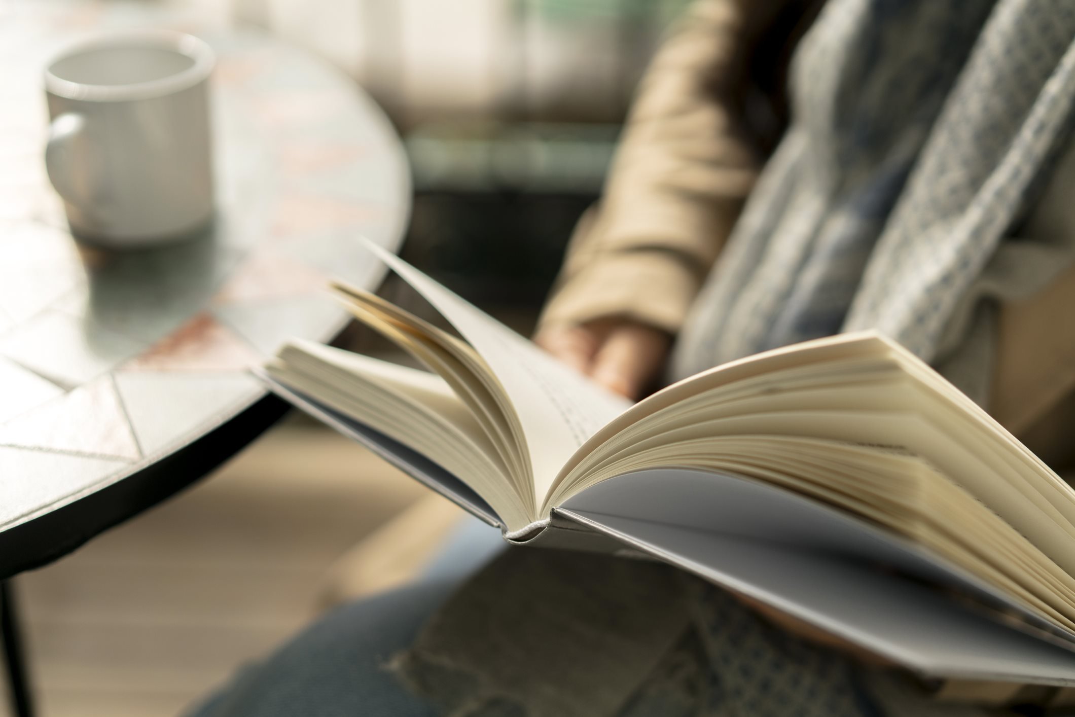 فتاة تقرأ في الكتب