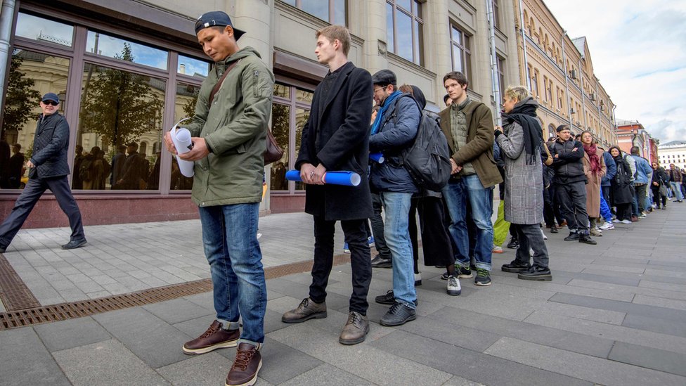 Люди выстраиваются в очередь на акцию в поддержку российского актера Павла Устинова в центре Москвы