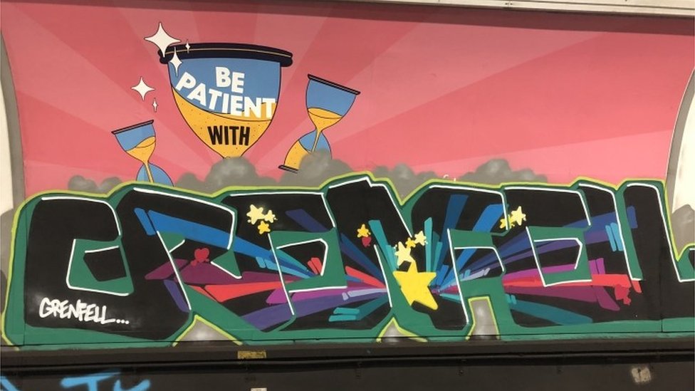 Гренфелл написан граффити на станции метро Oxford Circus