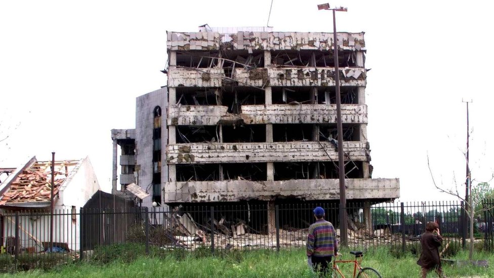 Разрушенная сторона китайского посольства в Белграде
