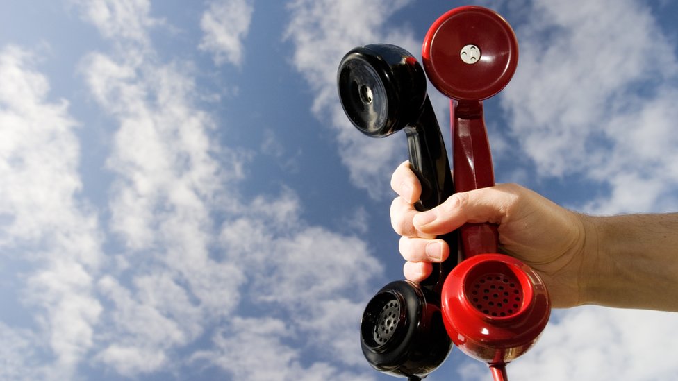 Se divertían conectando llamadas entre gente que no quería hablar. dos recibidores de teléfonos de antes