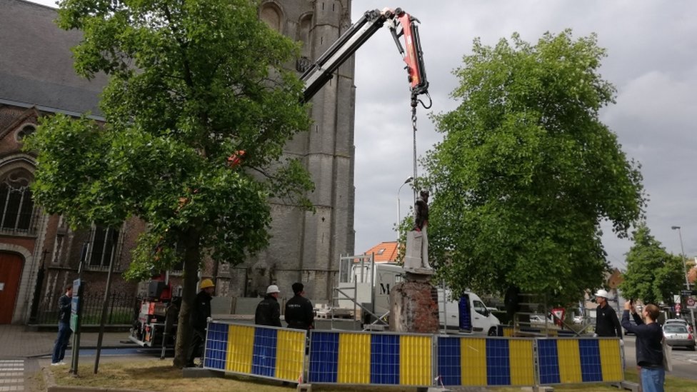 Статуя Леопольда II удалена в Антверпене в июне 2020 г.