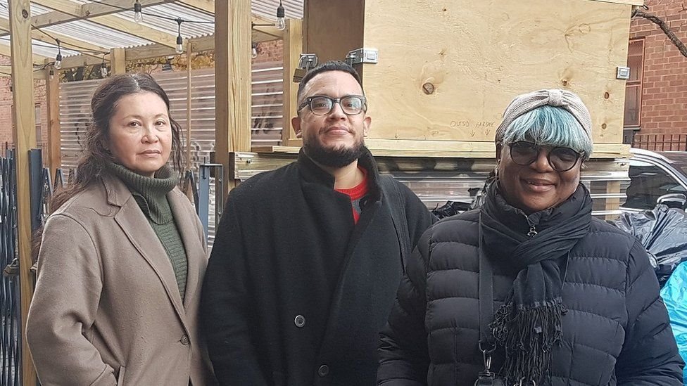 يعترض مارسيل وديم وديبورا على الطريقة التي سيطرت بها المطاعم على الشوارع في منطقتهم