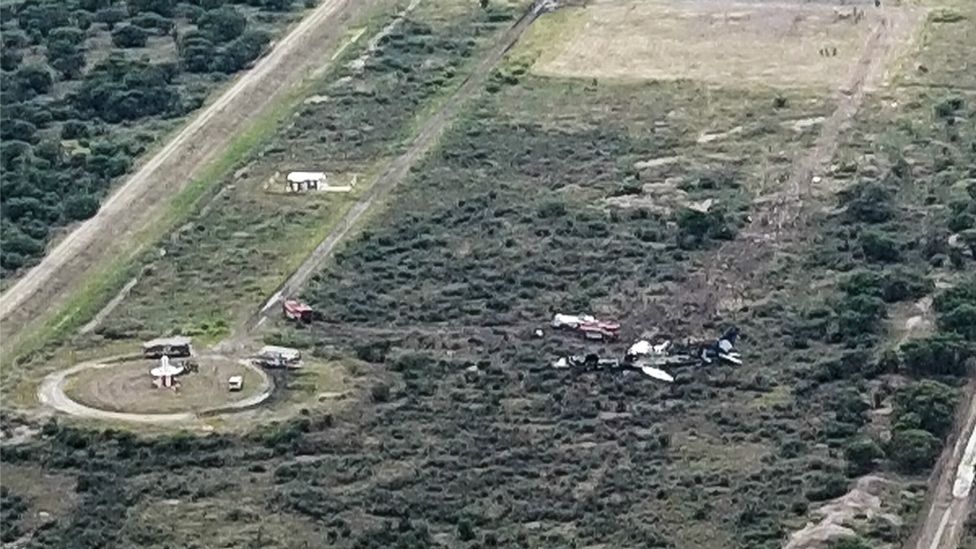El avión cayó en la pista y se arrastró a un terreno aledaño.