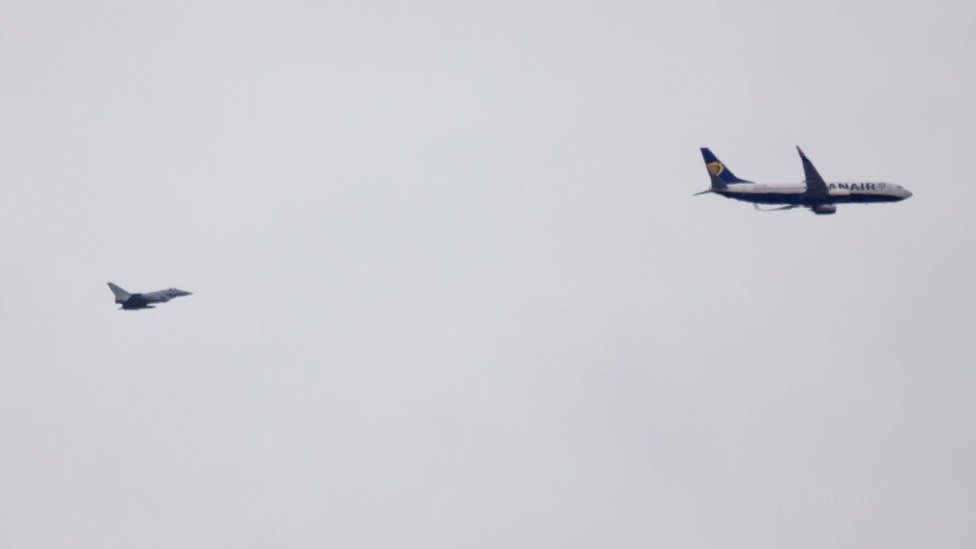 Самолеты "Тайфун" поднялись на перехват гражданского самолета