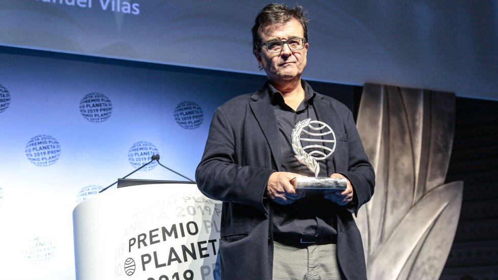 Javier Cercas sosteniendo el Premio Planeta 2019.
