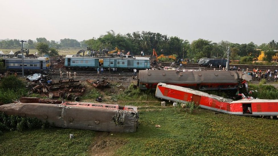 Причиной катастрофы на железной дороге в Индии мог стать сбой сигнала. Моди обещает наказать виновных