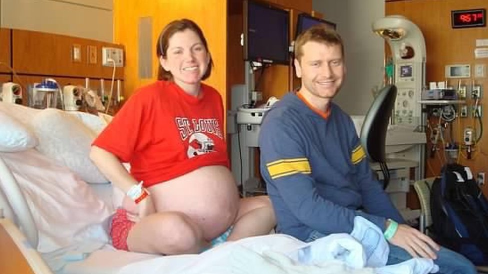 Lauren Perkins y su esposo en el hospital, antes de que Lauren diera a luz.