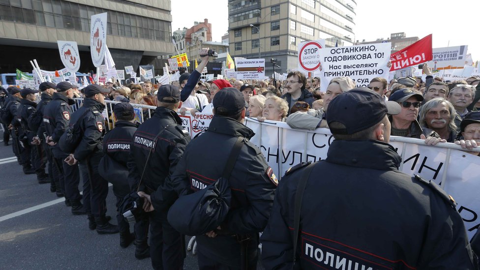 Жители протестуют против решения властей о сносе советских пятиэтажных домов в Москве, Россия, 14 мая 2017 г.