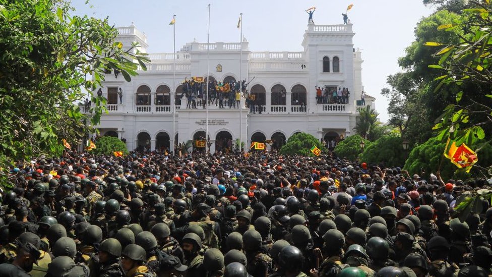 Los manifestantes celebran después de irrumpir en la oficina del Primer Ministro en Colombo, Sri Lanka, el 13 de julio de 2022.