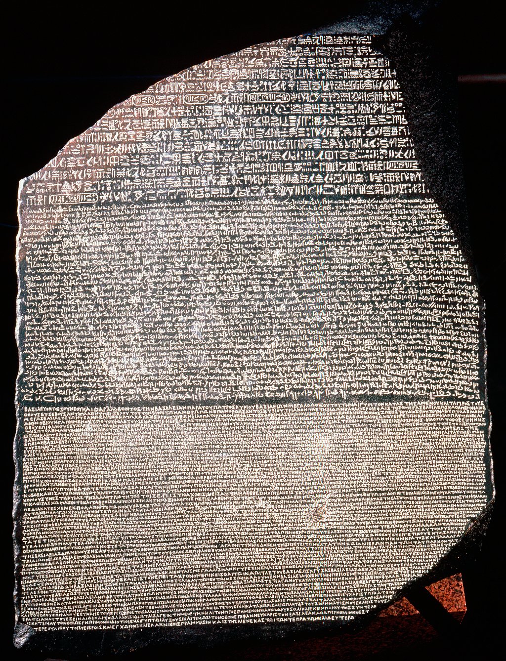 La piedra de Rosetta, con jeroglíficos, egipcio demótico y griego antiguo.