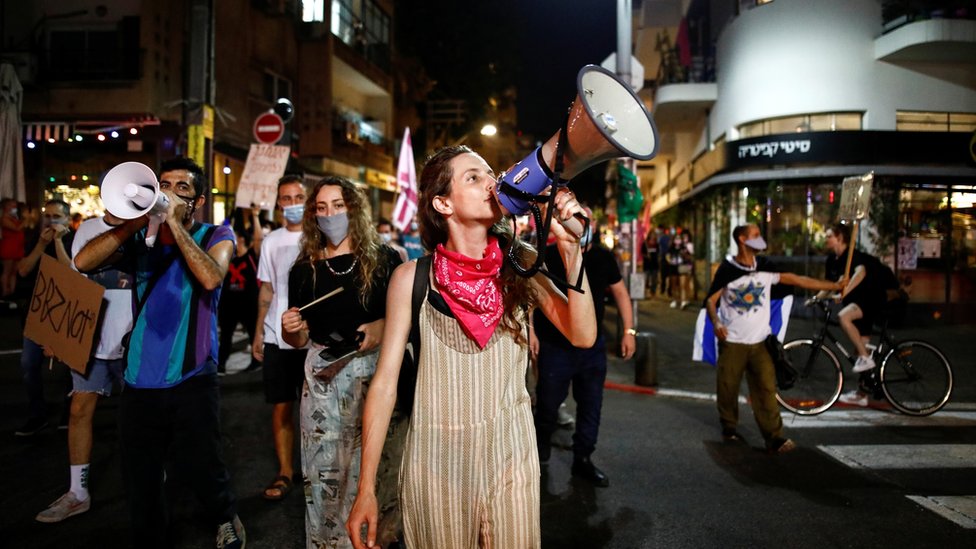 Manifestantes se han movilizado para protestar contra la forma en que Netanyahu ha enfrentado la pandemia.