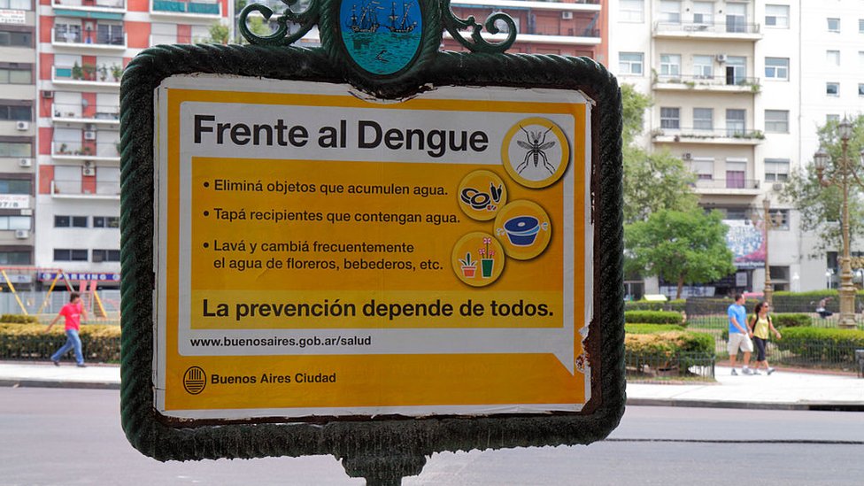 Cartel en Argentina con medidas de prevención de dengue.