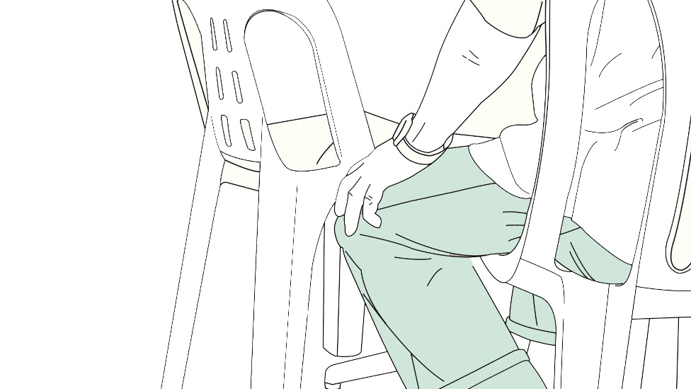 Hombre sentado a la mesa.