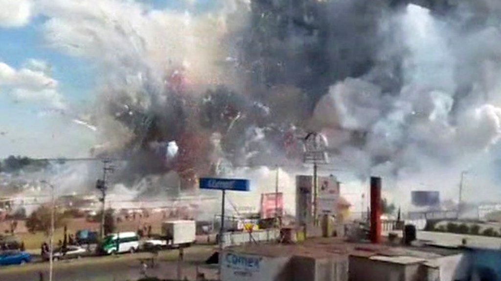 Las impresionantes imágenes durante y después del incendio en el mercado de  pirotecnia de Tultepec, en México - BBC News Mundo