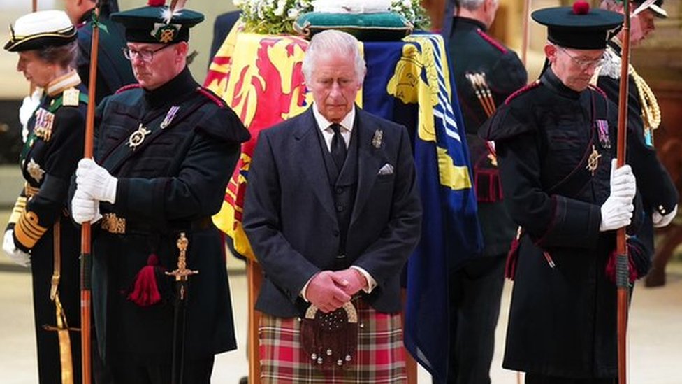 Queen's children perform Vigil of the Princes