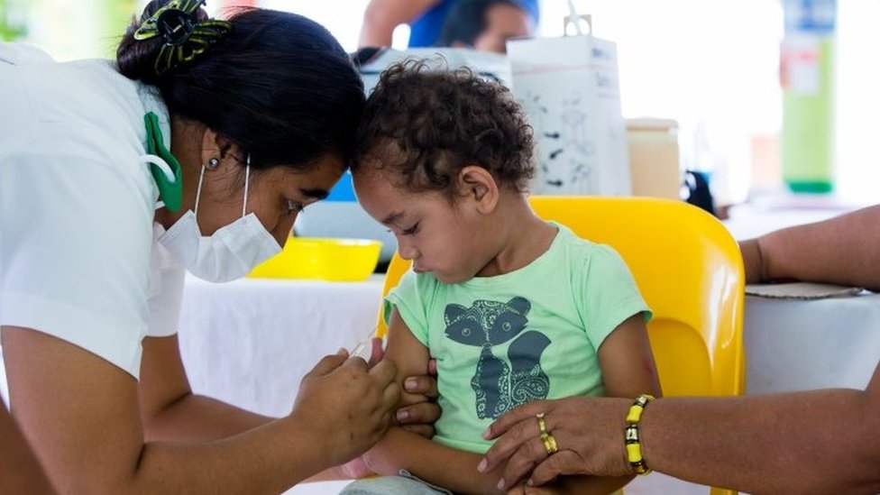 Criança sendo vacinada, em foto de 2019;