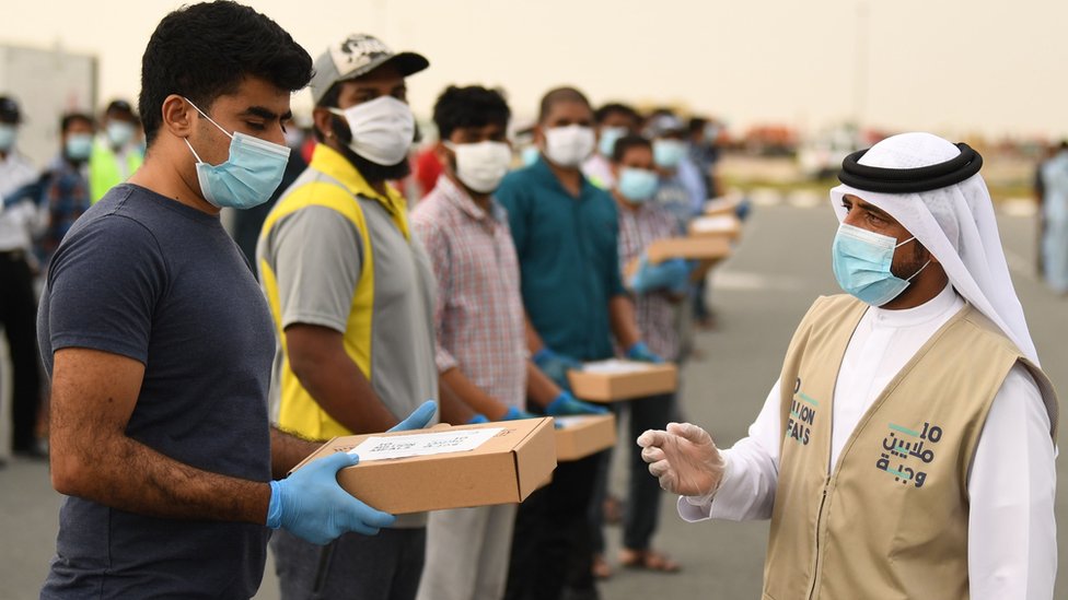 Волонтер раздает ифтар рабочим-мигрантам в Дубае (28 апреля 2020 г.)