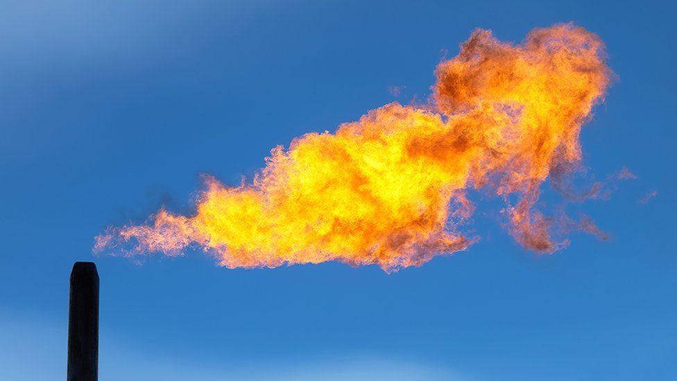 Quema de metano en un pozo de petróleo
