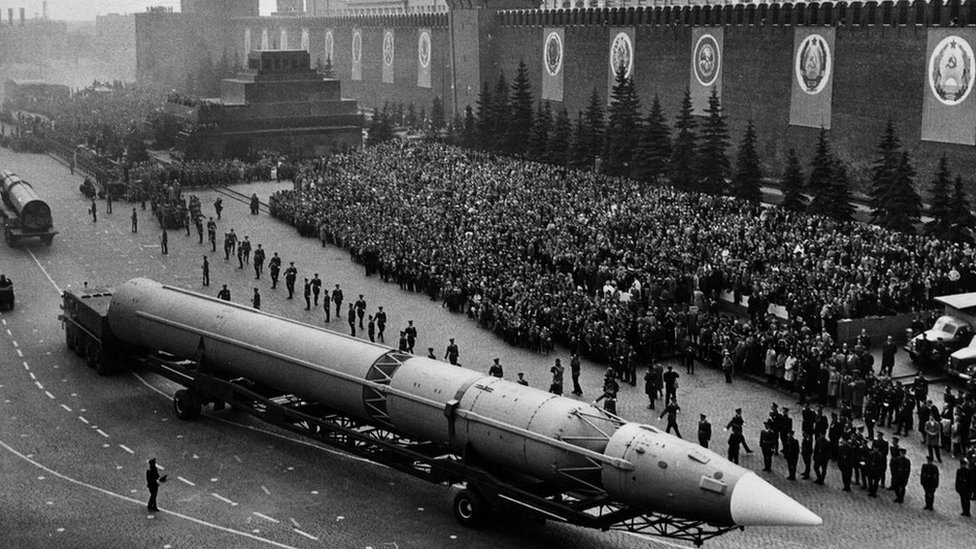 La Unión Soviética y Estados Unidos tenían enormes arsenales nucleares dispuestos durante la Guerra Fría. Misil intercontinental ruso en la Plaza Roja de Moscú, durante un desfile militar en 1965.